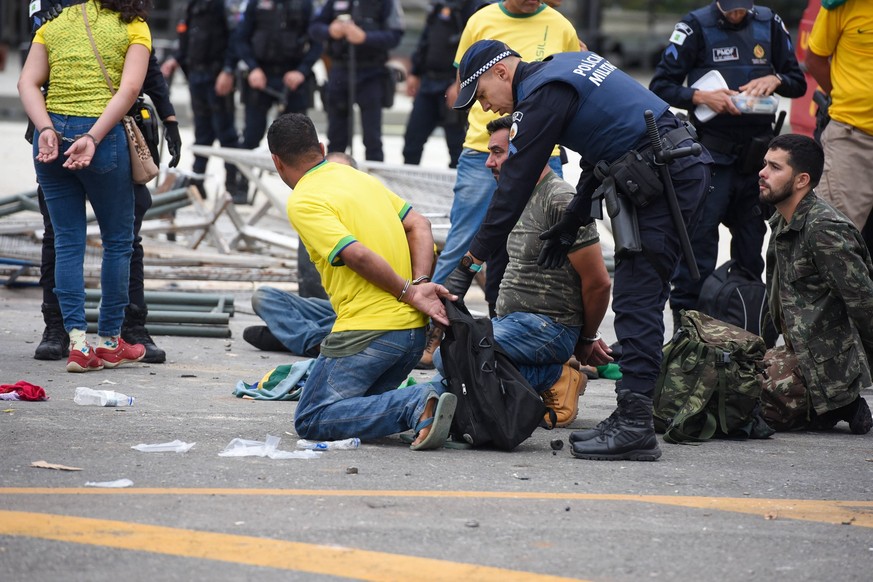 News Bilder des Tages Brasilien, Anhänger des Ex-Präsidenten Jair Bolsonaro stürmen mehrere Regierungsgebäude in Brasilia BRASÍLIA, DF - 08.01.2023: TERRORISMO ANTIDEMOCRÁTICO EM BRASÍLIA - Photo, Bol ...