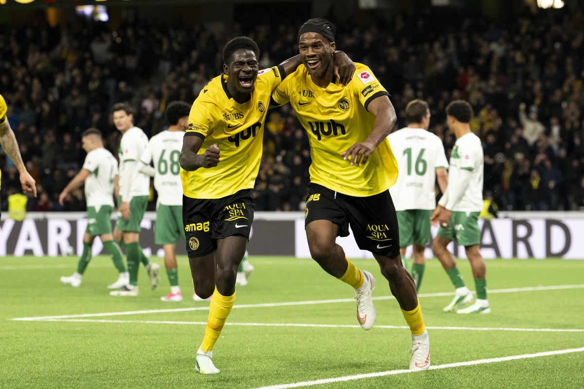 Bahereba Guirassy (YB), links, jubelt nach seinem Tor zum 2-0 mit Samuel Essende (YB), rechts, im Fussball Meisterschaftsspiel der Swiss Super League zwischen BSC Young Boys, YB, und FC St.Gallen 1879 ...