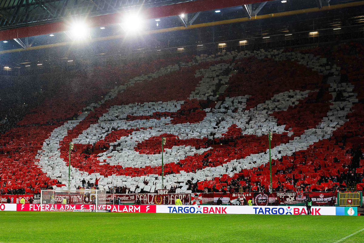 IMAGO / Eibner

Choreografien in der Westkurve mit Logo FCK, 1. FC Kaiserslautern vs 1. FC Nuernberg, Fussball, DFB Pokal, Achtelfinale, Saison 2023/2024, 05.12.2023 1. FC Kaiserslautern vs 1. FC Nuer ...