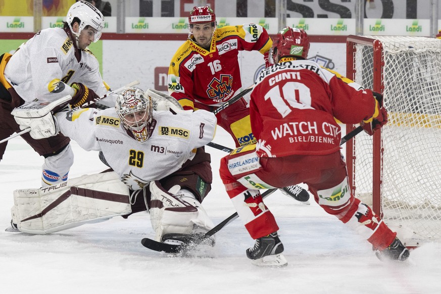 Biels Luca Cunti, rechts, im Duell mit Genfs Torhueter Robert Mayer im zweiten Eishockey Play In Spiel der National League zwischen dem EHC Biel und Genf Servette HC, am Samstag, 9. Maerz 2024, in der ...