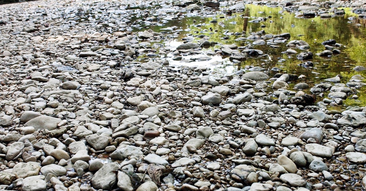 Schaum verschmutzt Fluss Ergolz bei Füllinsdorf BL