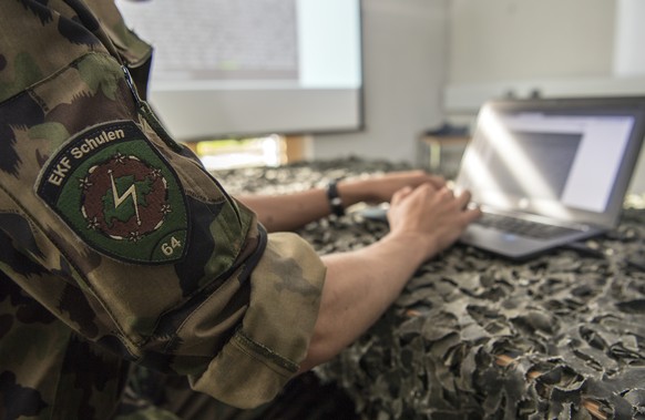Ein Soldat bedient einen Computer anlaesslich des ersten Cyber-Lehrgang, am Freitag, 21. September 2018, in der Kaserne Jassbach bei Thun. Die Armee schuetzt jederzeit – im Alltag wie in der Krise – i ...