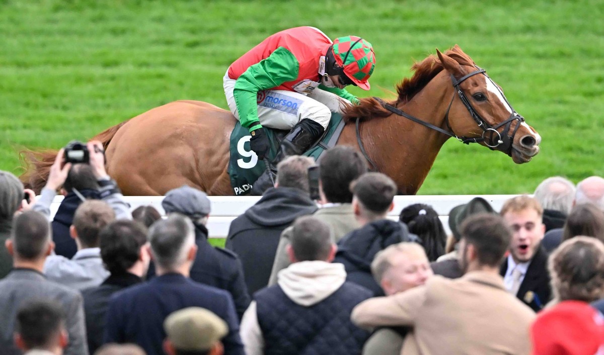 Cheltenham Races Doyen Quest ridden by Harry Skelton wins the 2.55 From The Horses Mouth Podcast Handicap Hurdle at Cheltenham Racecourse at Cheltenham Racecourse, Cheltenham UK Newspapers OUT Copyrig ...