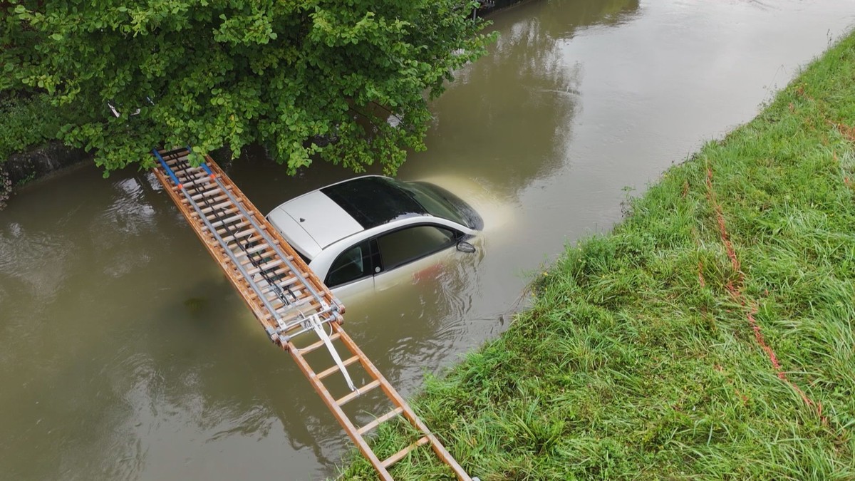 Passant-entdeckt-f-hrerloses-Fahrzeug-in-Frauenfelder-Kanal