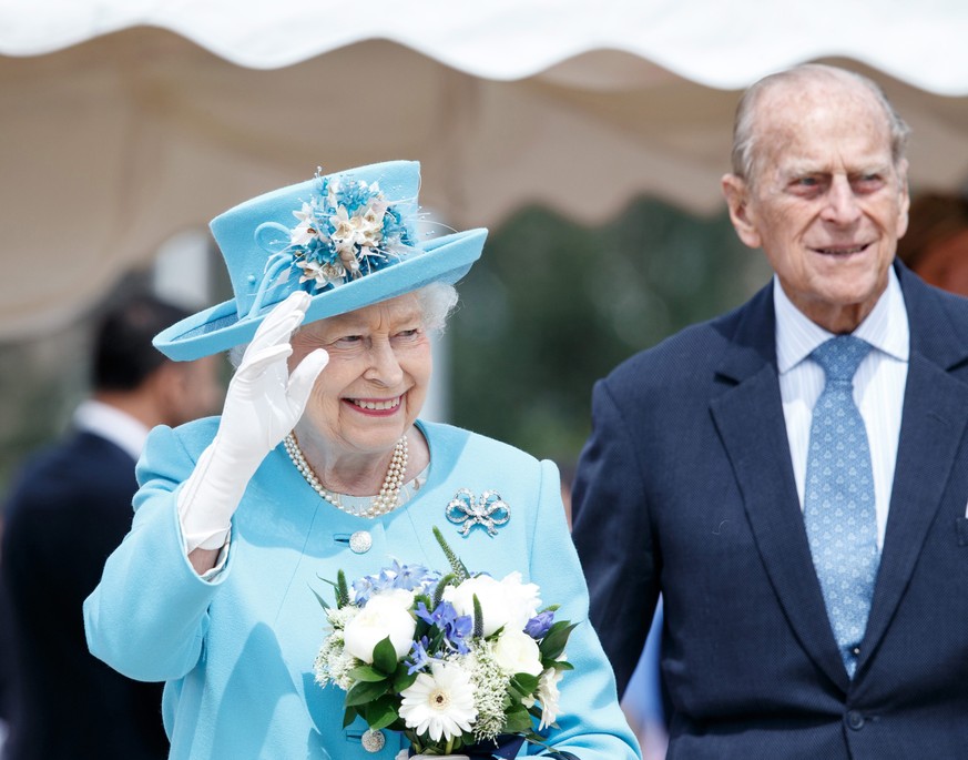 epa05410728 Britain&#039;s Queen Elizabeth II and Prince Phillip (R), Duke of Edinburgh meet participants in the V&amp;A Dundee Community Garden project during a visit to officially open Slessor Garde ...