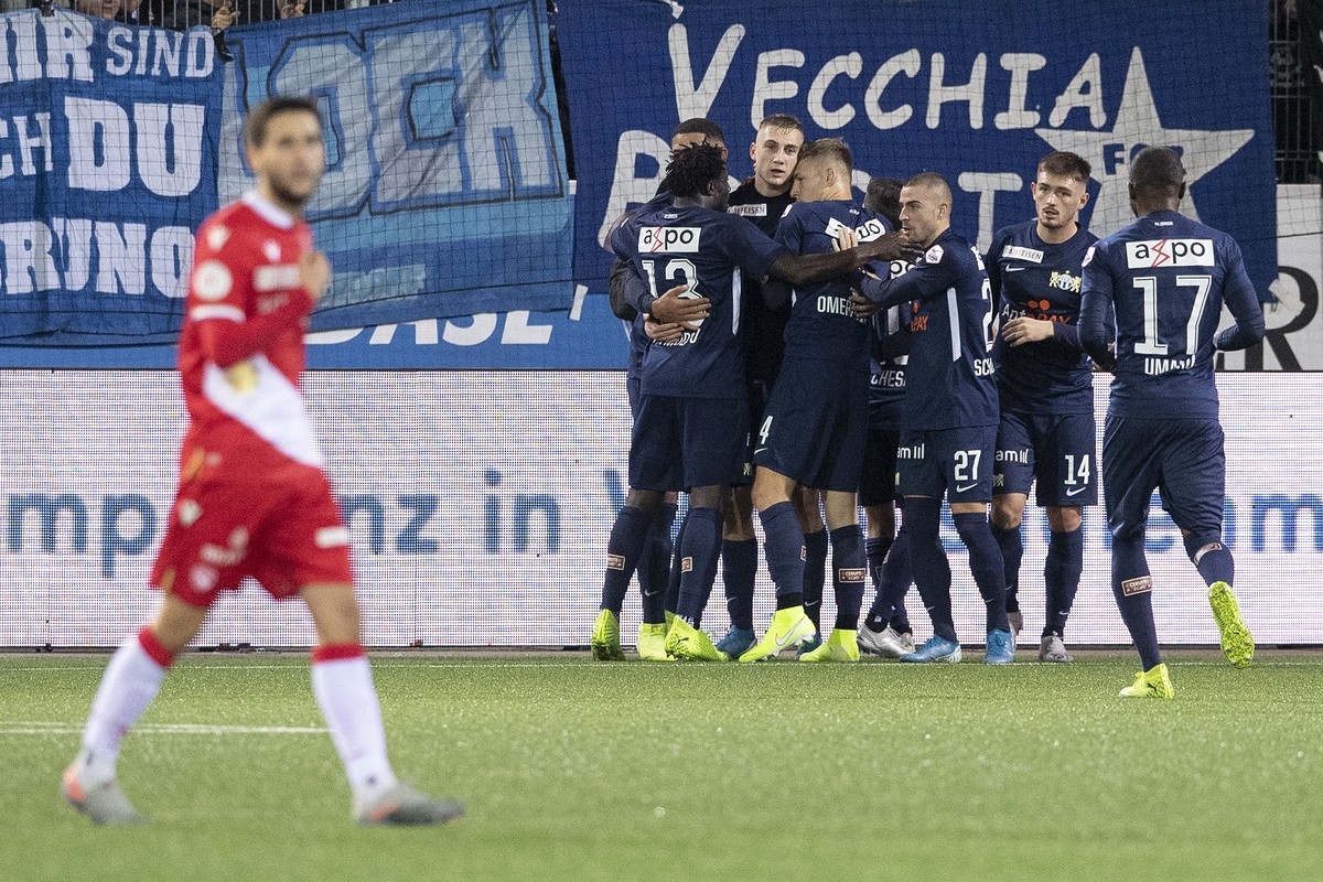 Zuerichs Spieler feiern ihren Treffer zum 1:0 im Fussball Meisterschaftsspiel der Super League zwischen dem FC Thun und dem FC Zuerich, am Samstag, 2. November 2019, in der Stockhorn Arena in Thun. (K ...