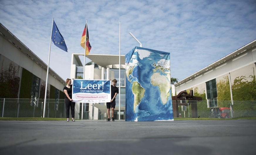 Die Erde als Tetra Pak: Umweltaktivisten erinnern in Berlin an den «World Overshoot Day».