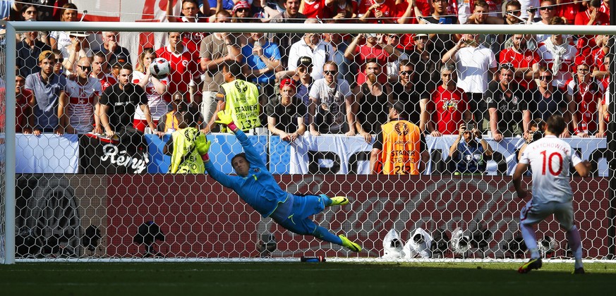 epa05390104 Poland&#039;s Grzegorz Krychowiak (R) scores the decisive penalty against Swiss goalkeeper Yann Sommer (L) during the penalty shootout of the UEFA EURO 2016 round of 16 match between Switz ...