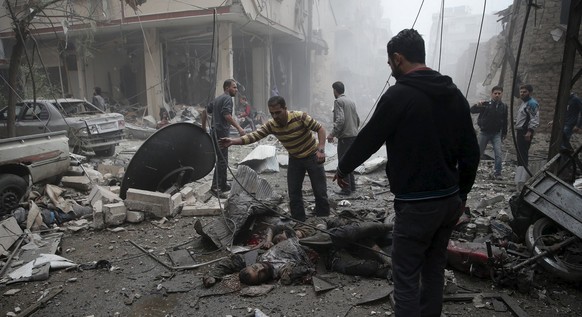 Noch immer tobt der blutige Konflikt in Syrien: Einwohner in Damaskus nach einem Luftschlag von Pro-Assad-Kräften.