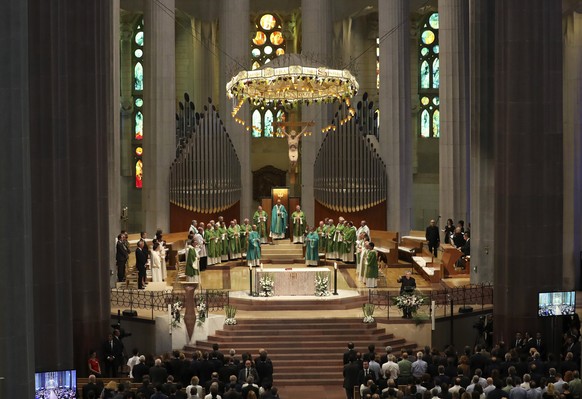 epa06152705 A general view over people attending a mass for the victims of the Barcelona terror attack at the Sagrada Familia Cathedral in Barcelona, Spain, 20 August 2017. At least 14 people were kil ...