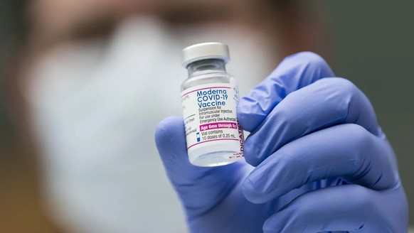 Moderna hat seinen COvid-19-Impfstoff überarbeitet. Der wirkt nicht nur gegen das Ursprungsvirus aus Wuhan sondern auch gegen die Omikron-Varianten.