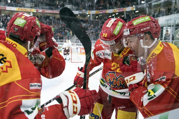 Biels Spieletr feiern ihren Treffer zum 2:0 im Eishockey Meisterschaftsspiel der National League zwischen dem EHC Biel und dem Geneve Servette HC, am Freitag, 21. September 2018, in der Tissot Arena i ...