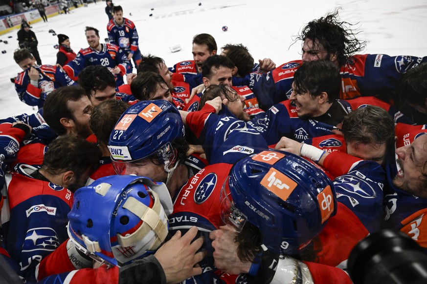 Die Zuercher jubeln nach ihrem Sieg im siebten Playoff Final Eishockeyspiel der National League zwischen den ZSC Lions und dem Lausanne HC, am Dienstag, 30. April 2024, in der Swiss Life Arena in Zuer ...