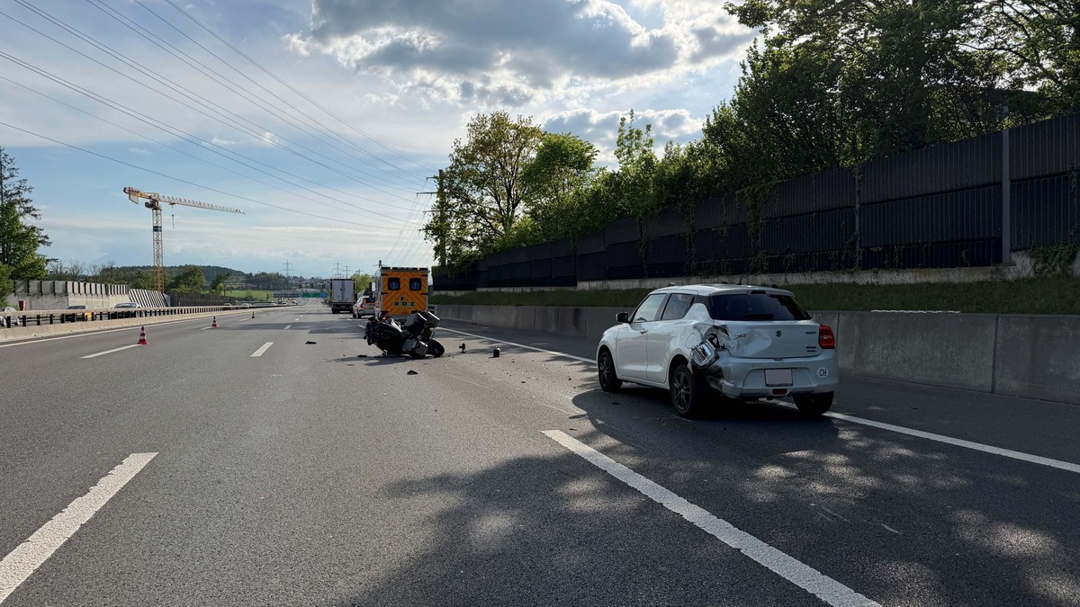 Töff prallt auf Autobahn bei Cham ZG in Auto: 25-Jährige stirbt