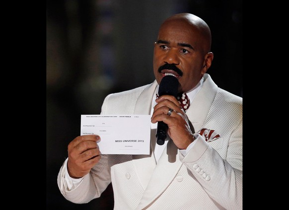 Moderator&nbsp;Steve Harvey las nicht richtig von seiner Karte ab.