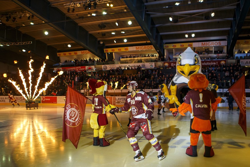 Geneve-Servette&#039;s forward Cody Almond arrives on ice, prior the second leg of the Playoffs quarterfinals game of National League A (NLA) Swiss Championship between Geneve-Servette HC and EV Zug,  ...