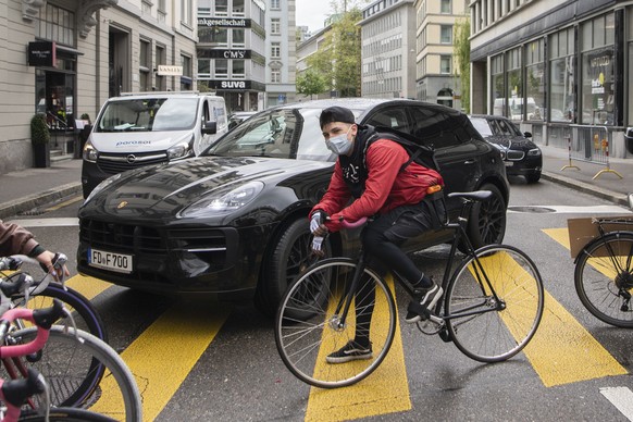 Menschen demonstrieren auf ihren Fahrraedern in der Innenstadt von Zuerich am Strike for Future Tag, aufgenommen am Freitag, 21. Mai 2021. (KEYSTONE/Ennio Leanza)