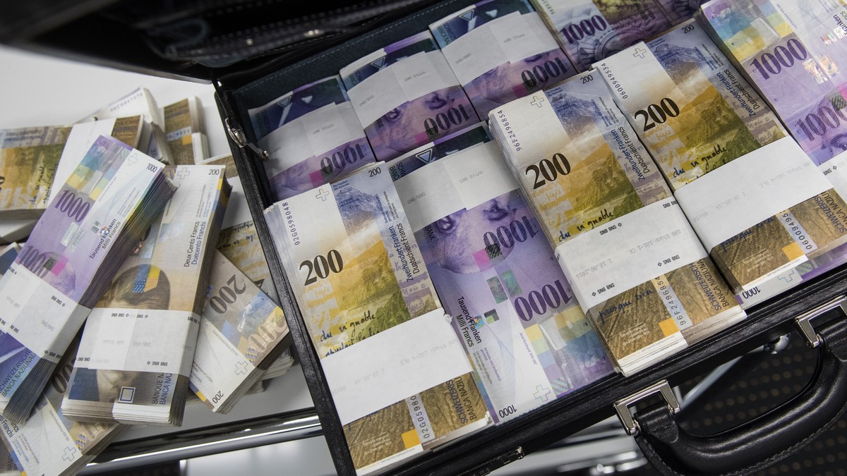 Ein Aktenkoffer gefuellt Tausendernoten und Zweihundert-Franken-Noten fotografiert in einem Safe einer Bank in Lugano am Mittwoch, 30 November 2016. (KEYSTONE/TI-PRESS/Gabriele Putzu)

A briefcase fil ...