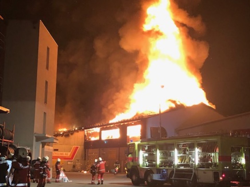 Die Flammen aus dem brennenden Entsorgungsbetrieb in Hinwil ZH schlugen meterhoch in den Himmel.