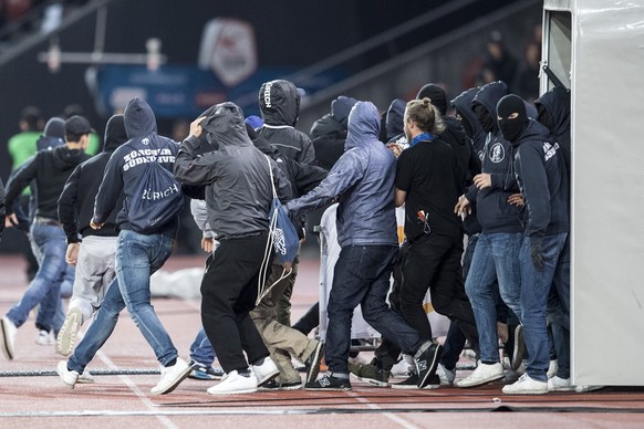 Vermummte Fans randalieren nach dem Super League Fussballspiel zwischen dem FC Zuerich und dem FC Vaduz im Letzigrund, am Mittwoch, 25. Mai 2016 in Zuerich. Der FCZ steigt zum ersten Mal seit 1988 aus ...