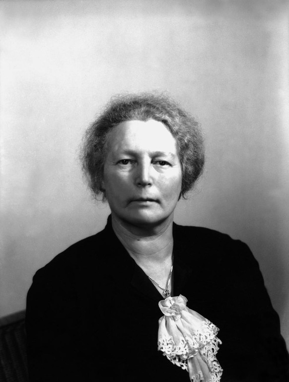 Portrait von Gertrud Woker (1878-1968), ausserordentliche Professorin fuer Geschichte der Chemie und Physik an der Universitaet Bern. Aufgenommen am 25. Dezember 1938.