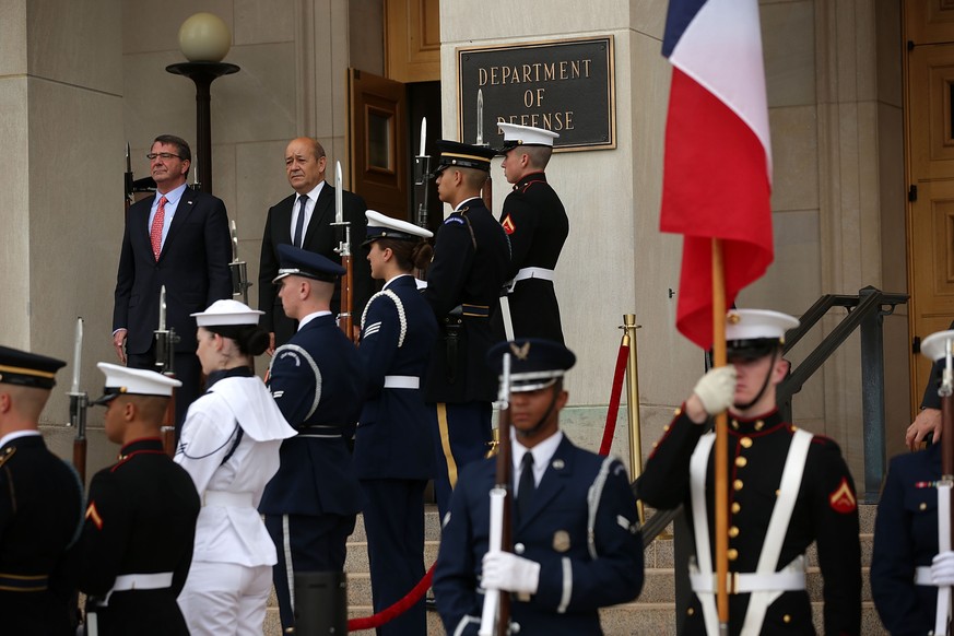 Juli 2016: Pentagon-Chef Ashton Carter bei einer Begrüssungszeremonie für seinen französischen Amtskollegen. Die USA und Frankreich pochen auf mehr Engagement in Syrien und im Irak.