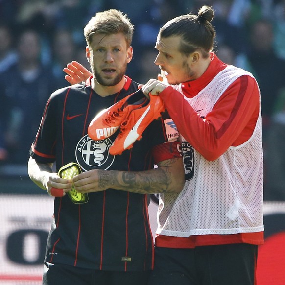 Mitspieler Meier tröstet Russ: Am letzten Spieltag fiel Frankfurt noch auf den Relegationsplatz zurück.