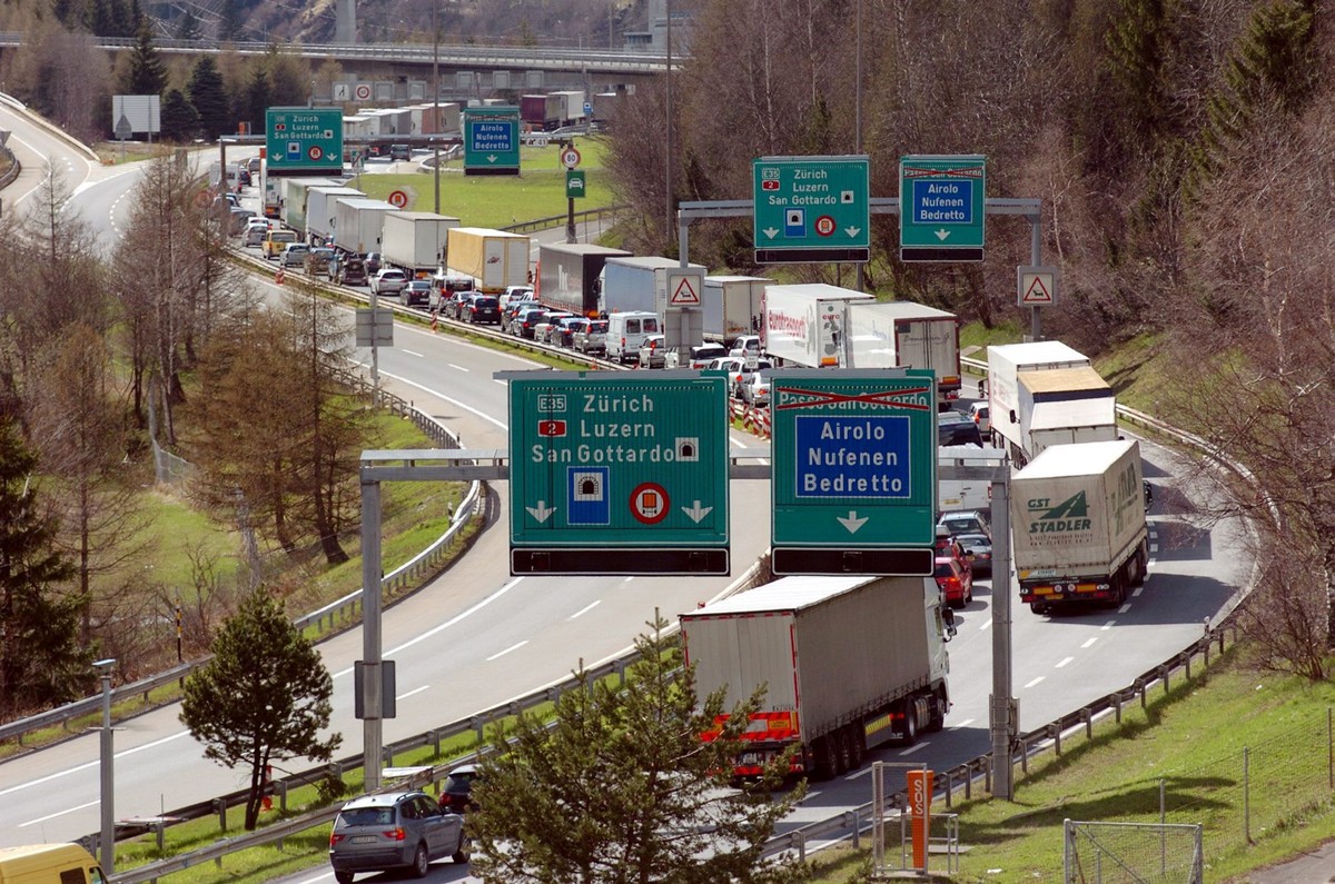 ARCHIVBILD ZUR MELDUNG DES BAV, DASS DIE VERLAGERUNG DES SCHWERVERKEHRS AM GOTTHARD AUF DIE SCHIENE FUNKTIONIERE, AM DONNERSTAG, 23. MAERZ 2017 - Autos und Lastwagen stehen am Samstag, 18. April auf d ...