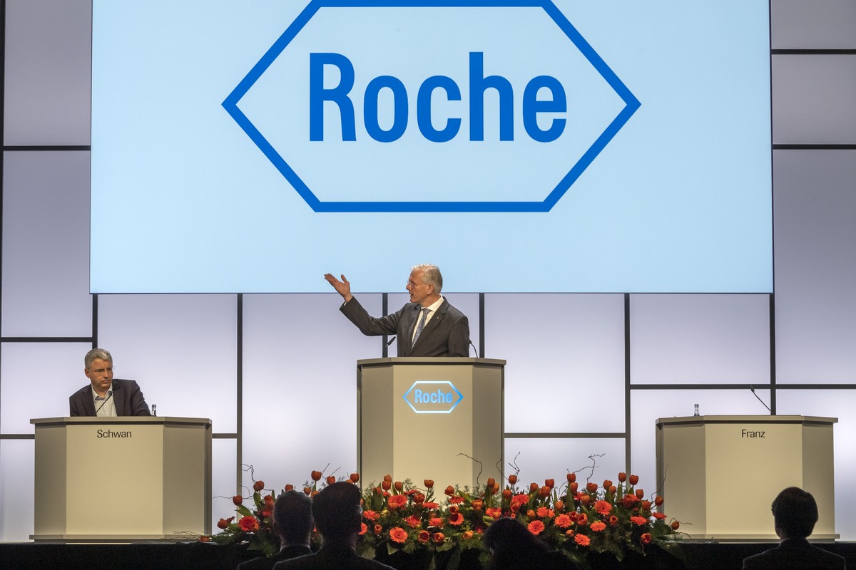 Severin Schwan, links, und Verwaltungsratspraesident Christoph Franz, rechts, an der Generalversammlung der Roche in Basel am Dienstag, 17. Maerz 2020. Aufgrund der Ausrufung der ausserordentlichen La ...