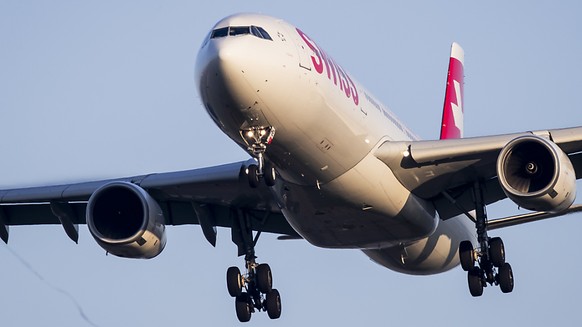 Ein Airbus A330-300 der Swiss im Landeanflug auf Piste 14 am Flughafen Zürich. (Archivbild)