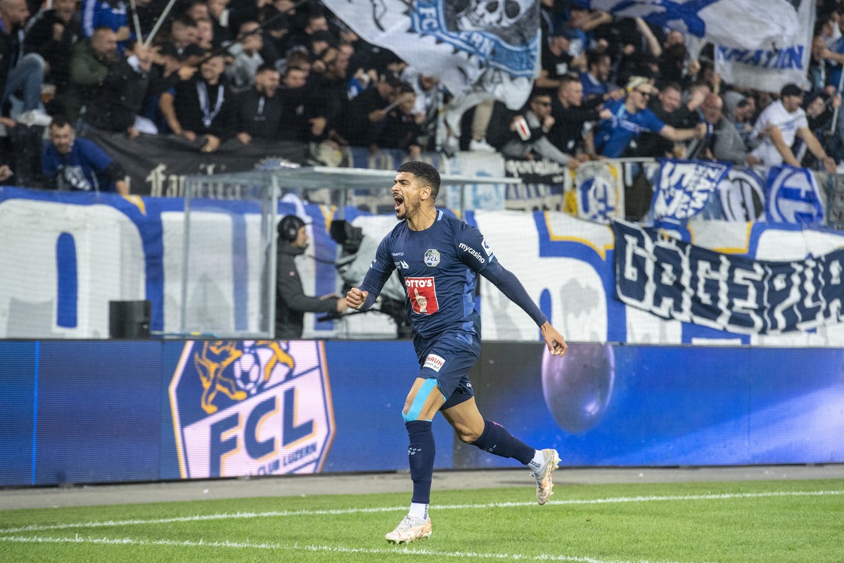 Mohamed Draeger von Luzern feiert sein Tor zum 2:1 beim Super League Meisterschaftsspiel zwischen dem FC Luzern und dem FC Lugano vom Samstag, 22. Oktober 2022 in Luzern. (KEYSTONE/Urs Flueeler)