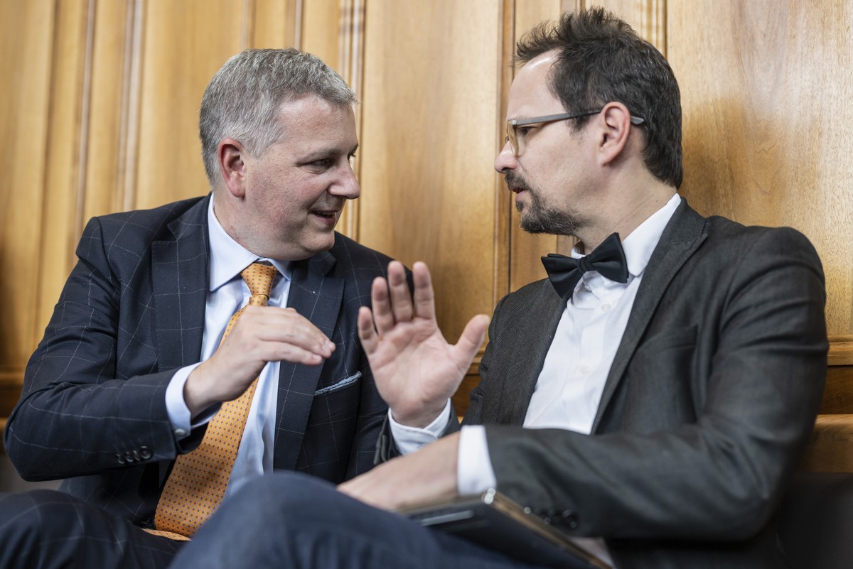 Die Praesidenten der SVP, Staenderat Marco Chiesa, TI, links, und der Gruenen, Balthasar Glaettli, ZH, diskutieren an der ausserordentlichen Session der Eidgenoessischen Raete, am Mittwoch, 12. April  ...