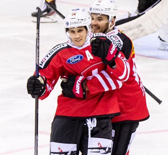 09.11.2019, Nordrhein-Westfalen, Krefeld: Eishockey: Deutschland Cup, Deutschland - Schweiz, 2. Spieltag in der Yayla-Arena. Die Schweizer Luca Fazzini (r) und Pius Suter (l) freuen sich nach dem 3:3. ...