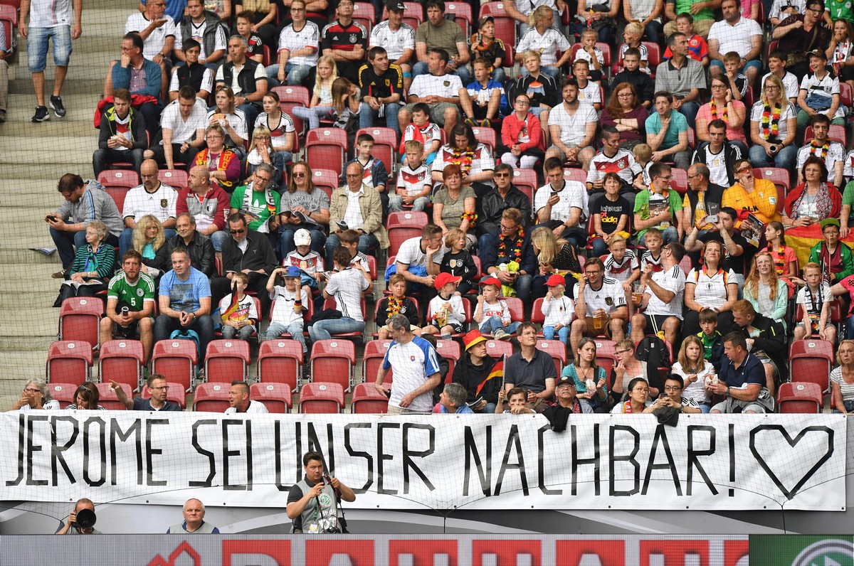Beim Länderspiel der Deutschen zeigten einige Fans Flagge.