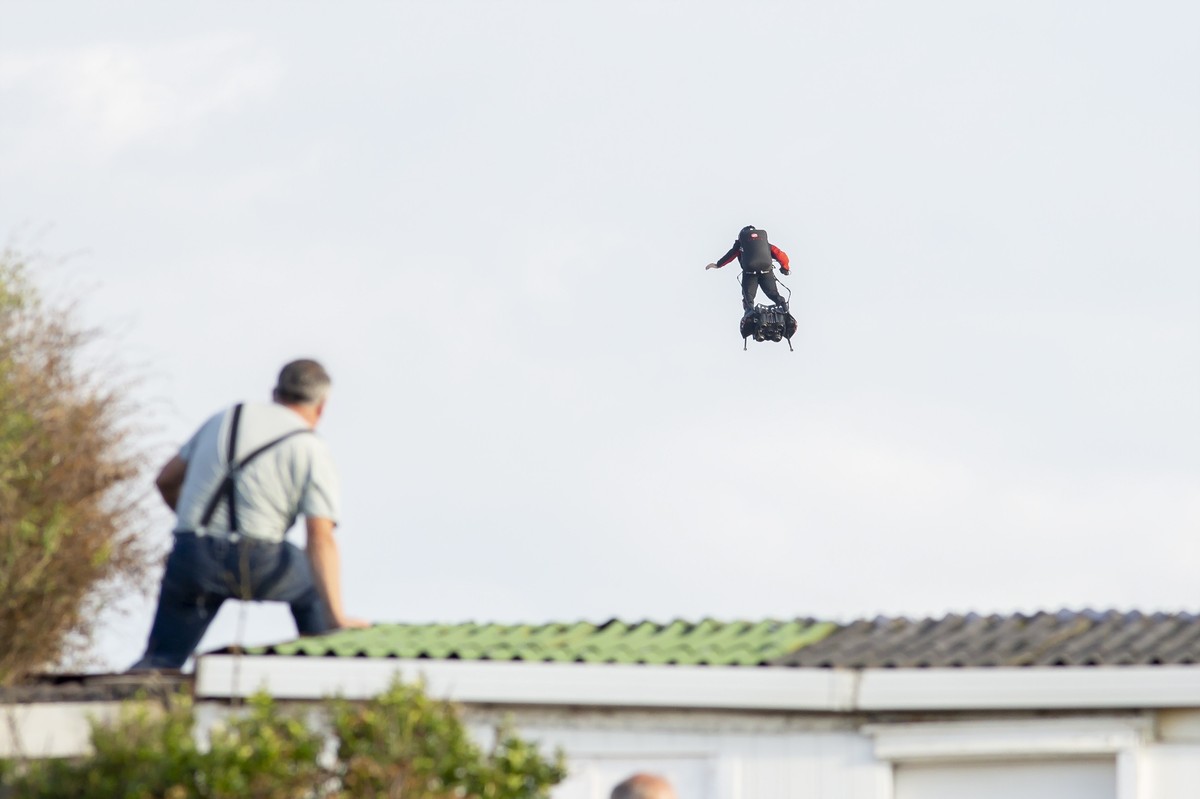 ARCHIV - ZUM JAHRESRUECKBLICK 2019 - FEATURES STELLEN WIR IHNEN FOLGENDES BILDMATERIAL ZUR VERFUEGUNG - epa07755755 Frenchman 'Flyman' Franky Zapata starts to cross the English Channel on a  ...