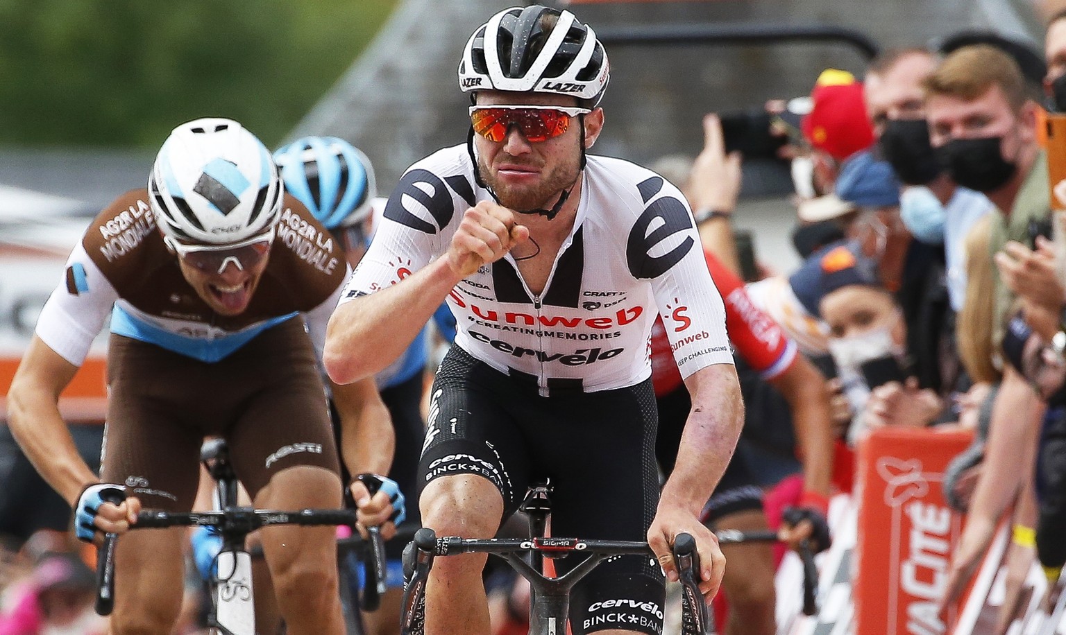 epa08708904 Swiss rider Marc Hirschi (C) of Team Sunweb celebrates while crossing the finish line to win the 84th edition of the Fleche Wallonne one day cycling race over 202km from Herve to Huy, Belg ...