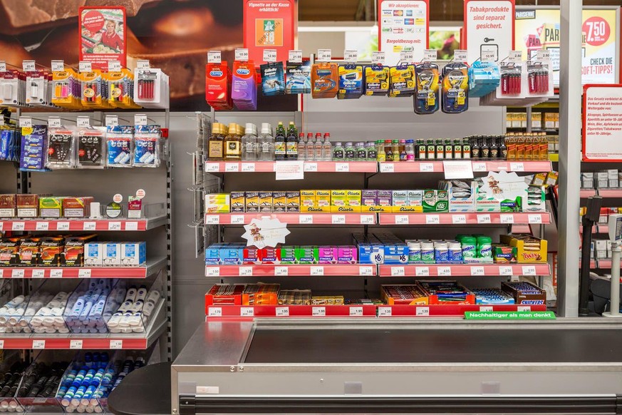 An vielen Supermarktkassen locken Bonbons, Schokoladenriegel und Kaugummi.