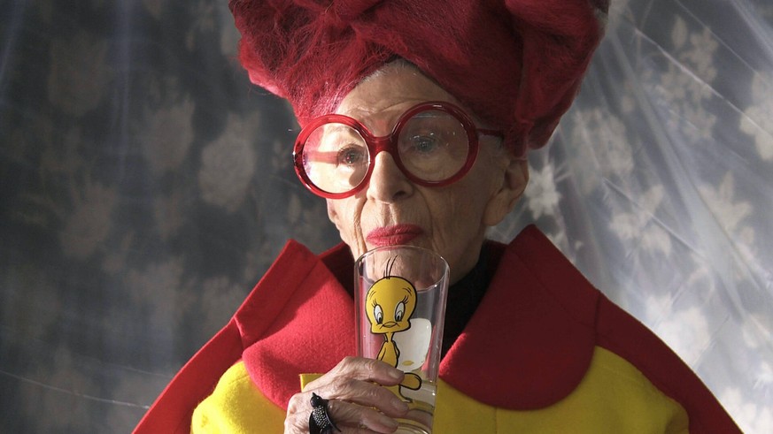 IRIS, Iris Apfel, 2014. Magnolia Pictures/courtesy of Everett Collection Magnolia Pictures/courtesy of Everett Collection PLEASE NOTE RECORDING DATE PROTECTED PUBLICATIONxINxGERxSUIxAUTxONLY Copyright: xMagnolia ...