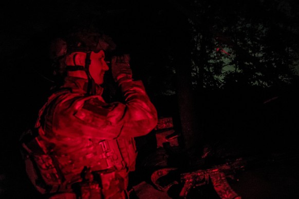 epa10639942 A Ukrainian serviceman from the 24th Mechanized Brigade &#039;King Danylo&#039; uses a night-vision device at an undisclosed location in the Donetsk region, eastern Ukraine, 19 May 2023 (i ...