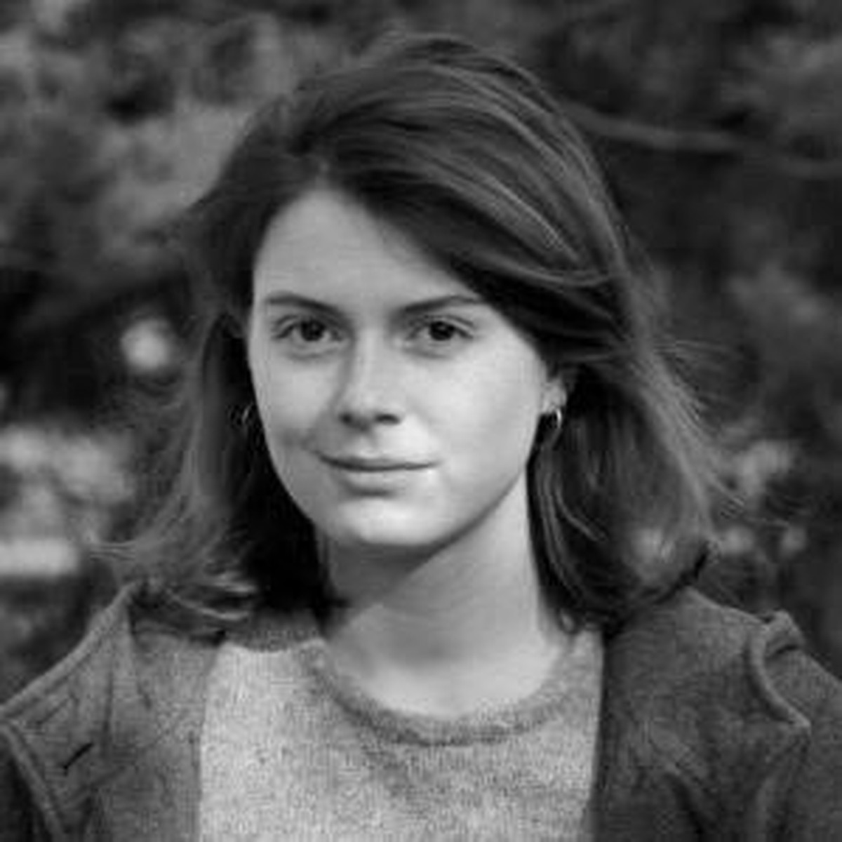 Samantha Zaugg gehört mit 26 nicht mehr ganz zur Generation Z, aber auch noch nicht voll zur Generation Y. Beruflich betätigt sie sich schreibend und filmend.
