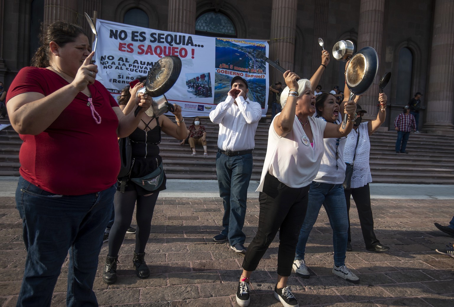 epa10005204 People take part during a protest due to the lack of water at Macroplaza square, in Monterrey, Mexico, 09 June 2022. Dozens of people gathered to demonstrate against the local Government t ...