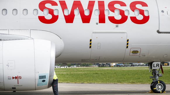 ARCHIVBILD ZUR PRAEZISIERUNG DES STELLENABBAUS BEI DER SWISS, AM DIENSTAG, 15. JUNI 2021 - coVIDE Photo Set - Aechnical staff member of the &quot;Swiss&quot; airline performs maintenance operations on ...