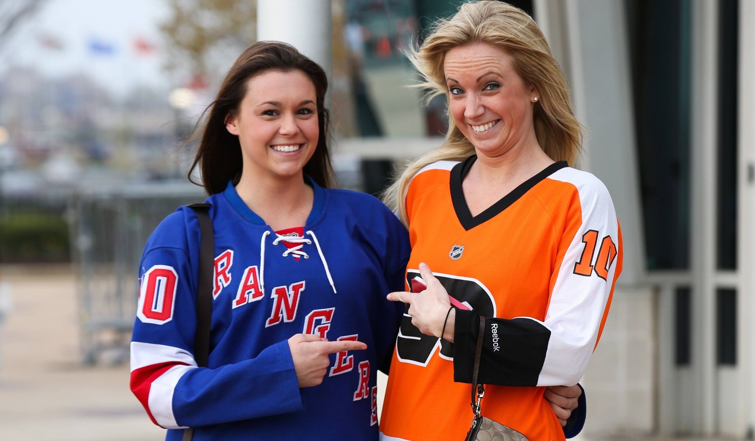 April 22, 2014: Two female fans wearing opposing teams pose for a photo prior to a first round playoff game at the Wells Fargo Center in Philadelphia, Pennsylvania. NHL Eishockey Herren USA APR 22 Sta ...
