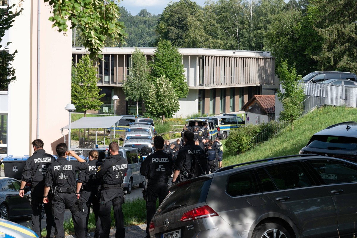 GER, Bayern, Schongau, Amoklauf, Welfen Gymnasium, Schongau, Juli 8, 2026, v.l.: Polizeikraefte warten auf weiteres vor dem Welfen Gymnasium, Tatort *** GER, Bavaria, Schongau, shooting spree, Welfen  ...