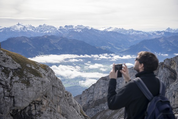 Touristen geniessen den sonnigen Herbsttag auf Pilatus Kulm, hoch ueber dem Vierwaldstaettersee am Dienstag, 4. Oktober 2022. (KEYSTONE/Urs Flueeler)
