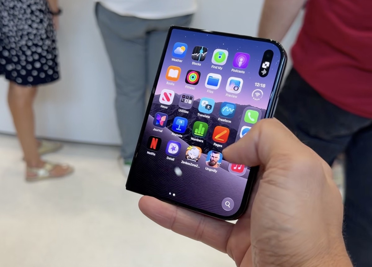 Apple iPhone Duo, präsentiert am 9. September 2026. Screenshot: YouTube