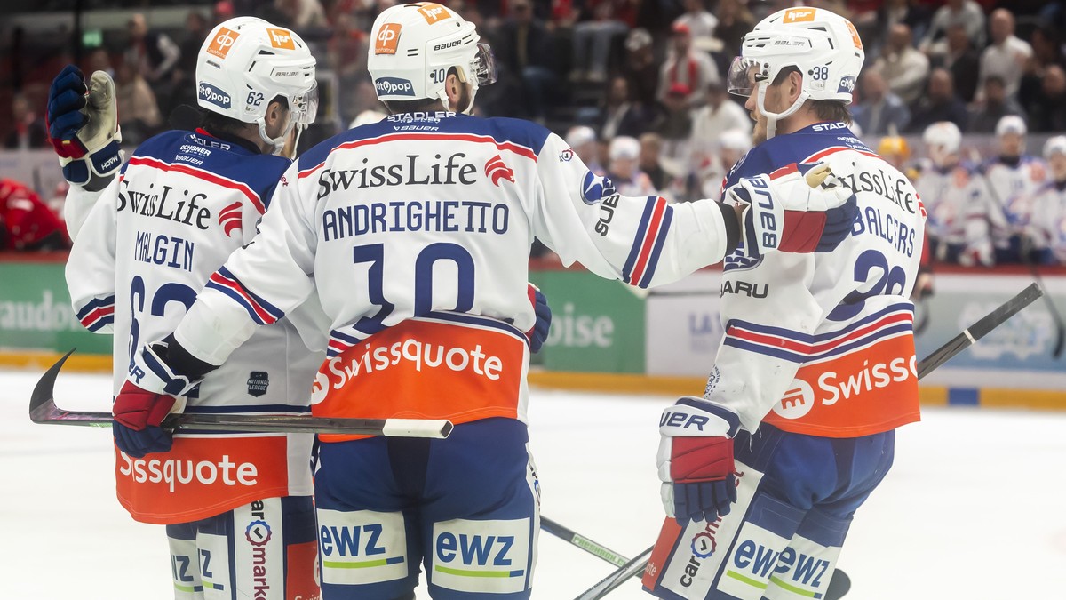 Sven Andrighetto (ZSC), left, celebrates his goal with his teammates Denis Malgin (ZSC), left, and, Rudolfs Balcers (ZSC), right, after scoring the 0:3, during the first leg of the National League Swi ...