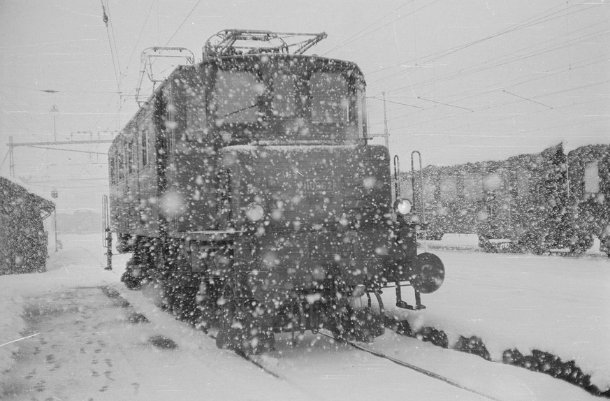 Sargans, SBB Bahnhof und Depot, Ae 3/6 I Nr. 10662, Schneefall 1966