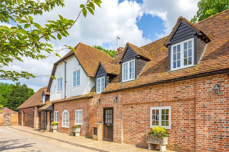Mel B's house is for sale. 
Church Road
Little Marlow, Marlow, Buckinghamshire, SL7 3RZ
https://search.savills.com/property-detail/gbherslac210396