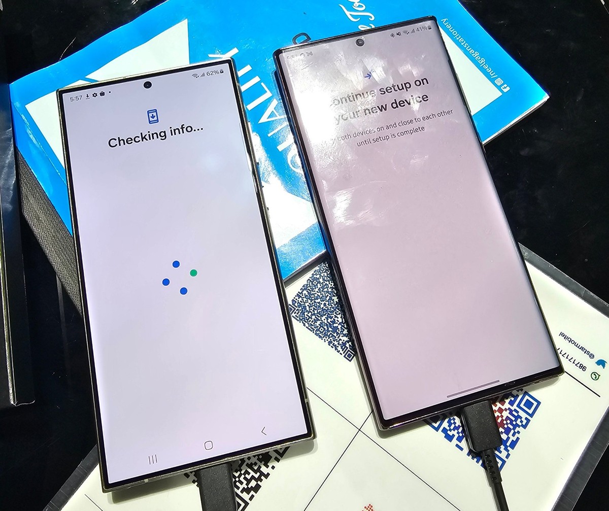 Das Galaxy S24 Ultra (links) hat ein flaches Display. Daneben ein S22 Ultra mit dem seitlich abgerundeten Display und den bei Touchscreens üblichen Reflexionen.